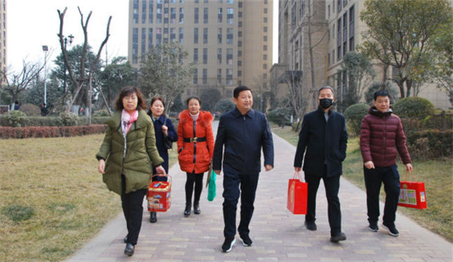 公司黨政工領 導親切看望慰問老干部、老同志和困難勞模、困難員工