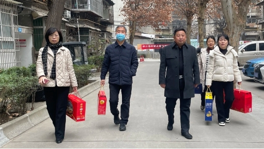 公司領(lǐng) 導(dǎo)看望慰問(wèn)離退休老同志